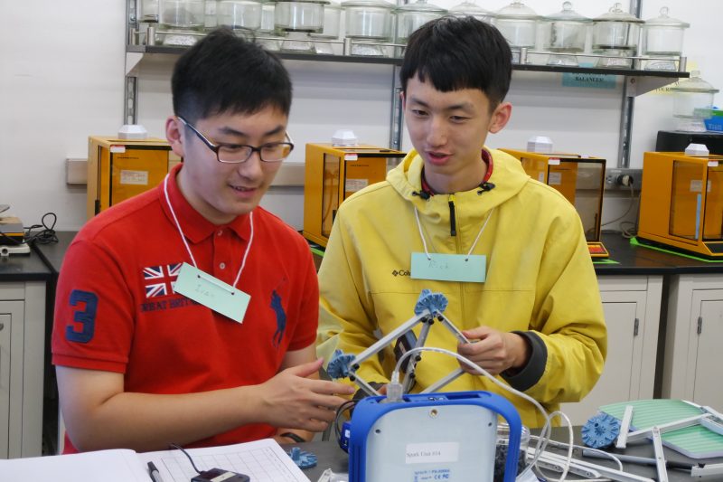 卢Guanzhong参加2015年7月美国伯克利常青藤研学中